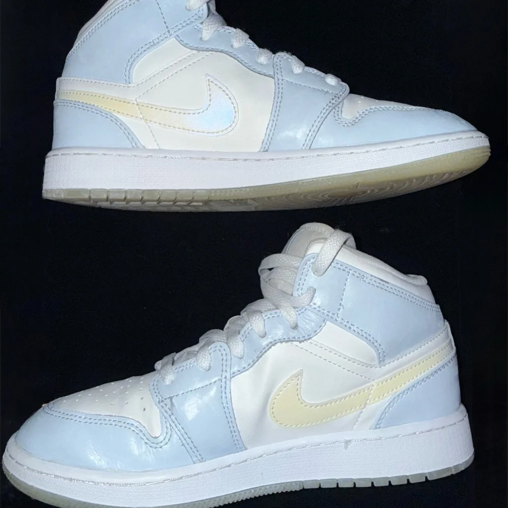 Nike Air Jordan 1 Mid Glitter Swoosh Ice Blue White Kids FQ9117-400 - Picture 2 of 8